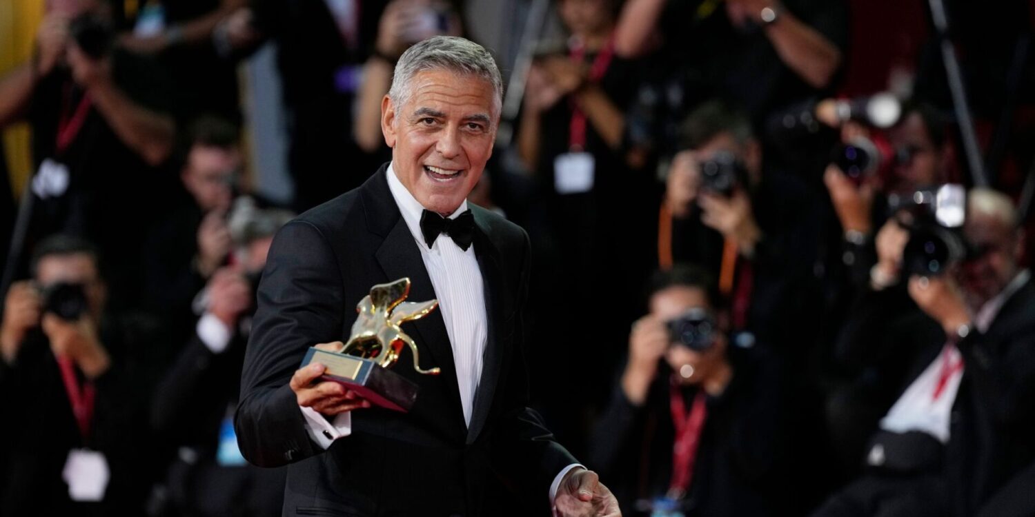 George Clooney posiert bei der 83. Ausgabe der Filmfestspiele von Venedig mit dem Goldenen Löwen für sein Lebenswerk vor den Fotografen.
