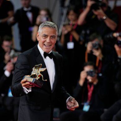 George Clooney posiert bei der 83. Ausgabe der Filmfestspiele von Venedig mit dem Goldenen Löwen für sein Lebenswerk vor den Fotografen.