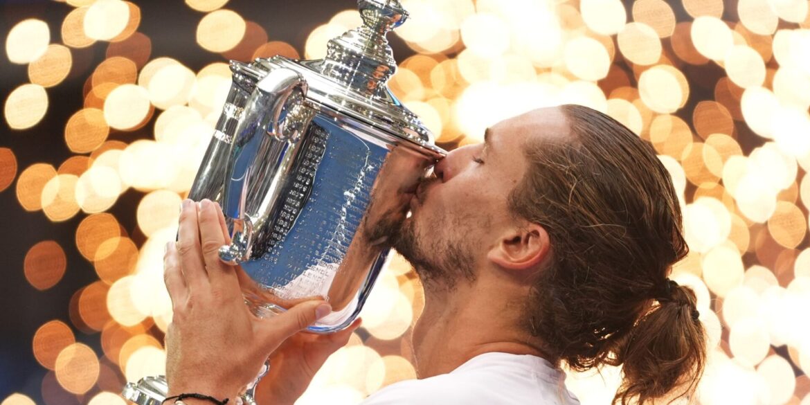 Innig küsst Alexander Zverev die US-Open-Trophäe.