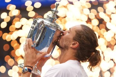 Innig küsst Alexander Zverev die US-Open-Trophäe.