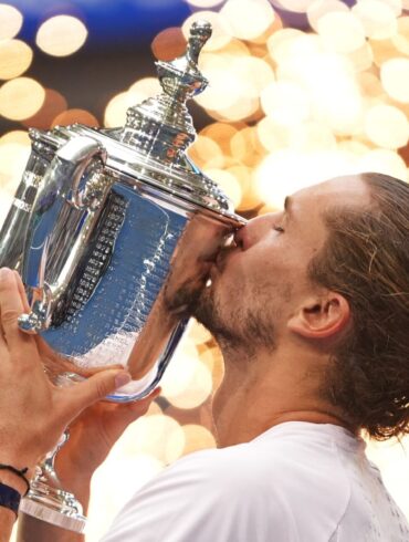 Innig küsst Alexander Zverev die US-Open-Trophäe.