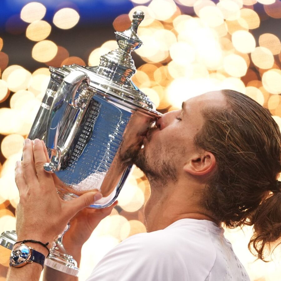 Innig küsst Alexander Zverev die US-Open-Trophäe.