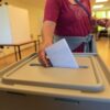 Eine Wählerin wirft in einem Wahllokal in Wernigerode ihren Stimmzettel in eine Wahlurne.