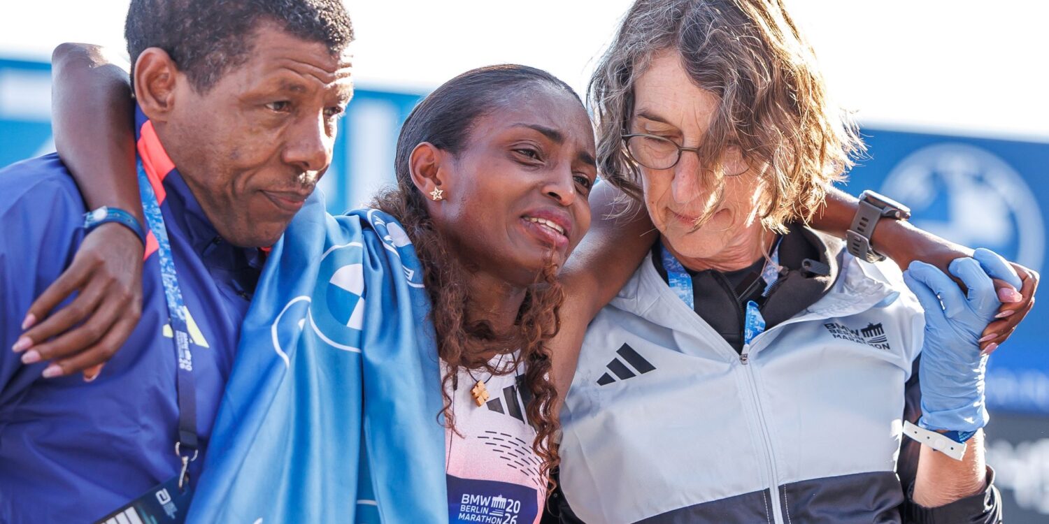 Gewinnt mit Krämpfen und verpasst knapp den Weltrekord: Tigst Assefa beim Berlin Marathon.