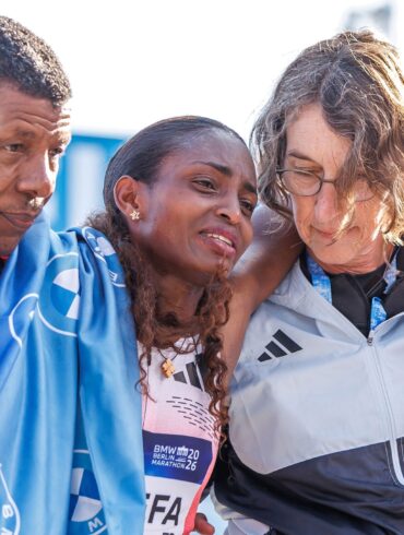 Gewinnt mit Krämpfen und verpasst knapp den Weltrekord: Tigst Assefa beim Berlin Marathon.