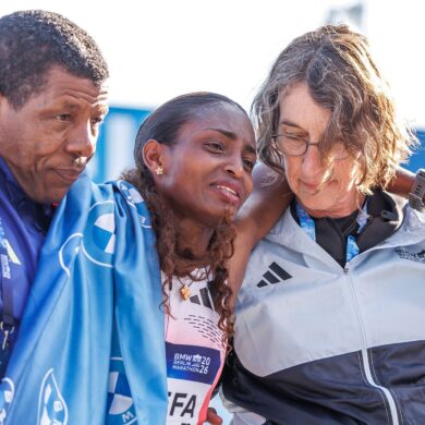 Gewinnt mit Krämpfen und verpasst knapp den Weltrekord: Tigst Assefa beim Berlin Marathon.