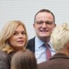 Jens Spahn war bei seiner Rückkehr in die Bundestagsfraktion ein beliebter Gesprächspartner.