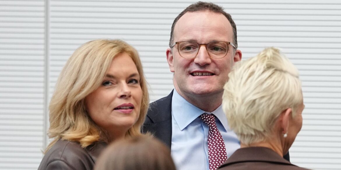 Jens Spahn war bei seiner Rückkehr in die Bundestagsfraktion ein beliebter Gesprächspartner.
