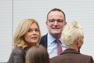 Jens Spahn war bei seiner Rückkehr in die Bundestagsfraktion ein beliebter Gesprächspartner.
