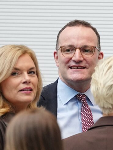 Jens Spahn war bei seiner Rückkehr in die Bundestagsfraktion ein beliebter Gesprächspartner.