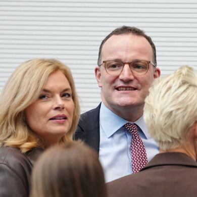 Jens Spahn war bei seiner Rückkehr in die Bundestagsfraktion ein beliebter Gesprächspartner.