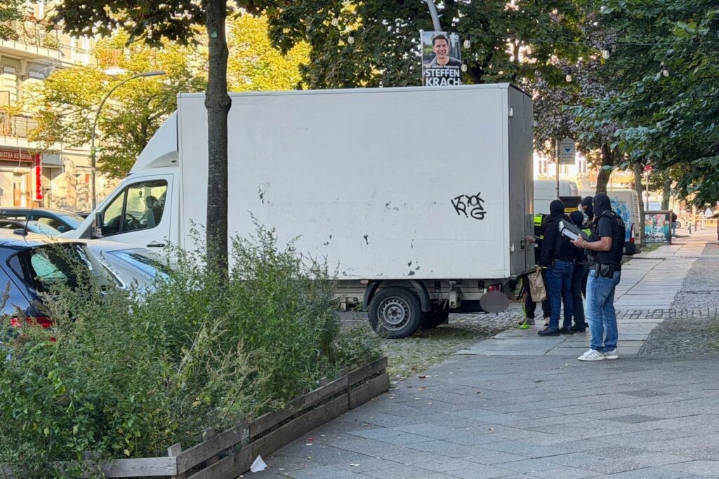 Seit dem frühen Morgen werden in ganz Berlin Razzien wegen des Verdachts auf illegalen Schusswaffenhandel durchgeführt. (Symbolbild)