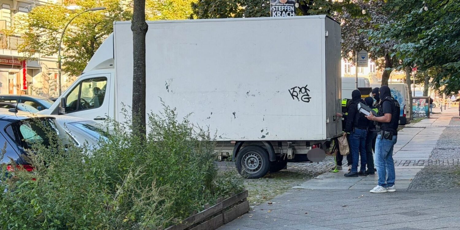 Seit dem frühen Morgen werden in ganz Berlin Razzien wegen des Verdachts auf illegalen Schusswaffenhandel durchgeführt. (Symbolbild)
