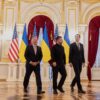 Auf diesem Foto, das vom Pressebüro des ukrainischen Präsidenten zur Verfügung gestellt wurde, ist der ukrainische Präsident Wolodymyr Selenskyj (M) zu sehen, wie er sich im Marienpalast in Kiew mit den Gesandten des US-Präsidenten Trump, Jared Kushner (r) und Steve Witkoff, trifft.