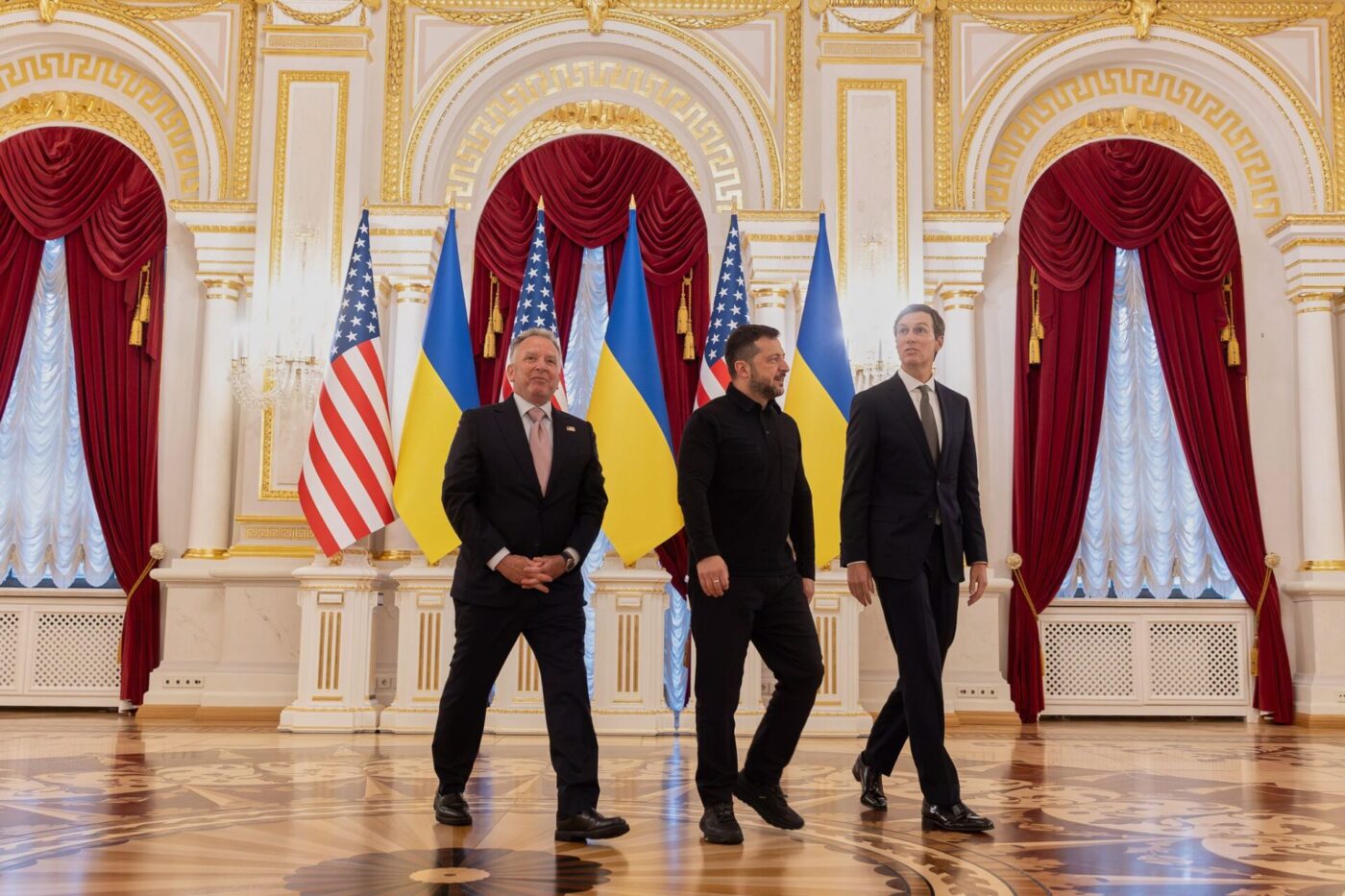 Auf diesem Foto, das vom Pressebüro des ukrainischen Präsidenten zur Verfügung gestellt wurde, ist der ukrainische Präsident Wolodymyr Selenskyj (M) zu sehen, wie er sich im Marienpalast in Kiew mit den Gesandten des US-Präsidenten Trump, Jared Kushner (r) und Steve Witkoff, trifft.