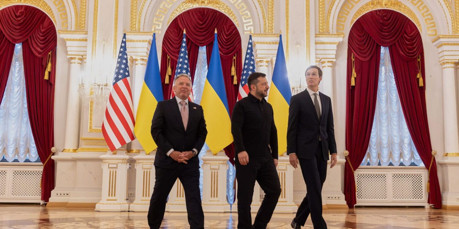 Auf diesem Foto, das vom Pressebüro des ukrainischen Präsidenten zur Verfügung gestellt wurde, ist der ukrainische Präsident Wolodymyr Selenskyj (M) zu sehen, wie er sich im Marienpalast in Kiew mit den Gesandten des US-Präsidenten Trump, Jared Kushner (r) und Steve Witkoff, trifft.