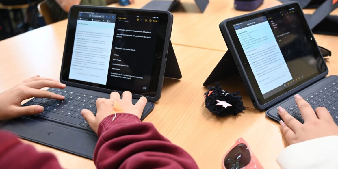 Laut Umfrage nutzen fast alle älteren Schüler KI-Tools. (Symbolbild)