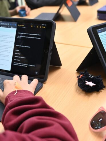 Laut Umfrage nutzen fast alle älteren Schüler KI-Tools. (Symbolbild)