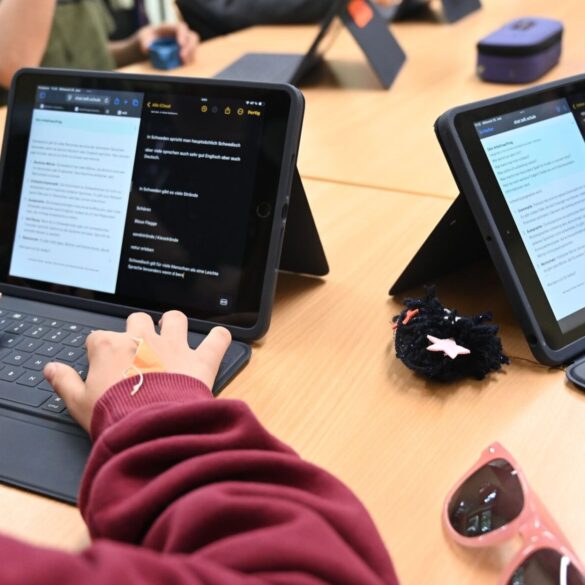 Laut Umfrage nutzen fast alle älteren Schüler KI-Tools. (Symbolbild)