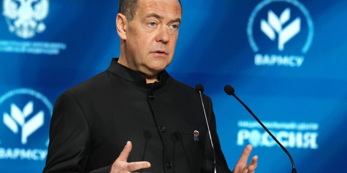 Der Vizechef des russischen nationalen Sicherheitsrates, Dmitri Medwedew, bringt als Reaktion auf die Sanktionen gegen Moskau direkte Angriffe auf deutsche Rüstungsbetriebe ins Spiel. (Archivbild)