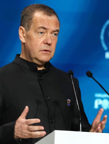 Der Vizechef des russischen nationalen Sicherheitsrates, Dmitri Medwedew, bringt als Reaktion auf die Sanktionen gegen Moskau direkte Angriffe auf deutsche Rüstungsbetriebe ins Spiel. (Archivbild)