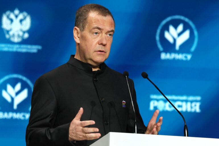 Der Vizechef des russischen nationalen Sicherheitsrates, Dmitri Medwedew, bringt als Reaktion auf die Sanktionen gegen Moskau direkte Angriffe auf deutsche Rüstungsbetriebe ins Spiel. (Archivbild)
