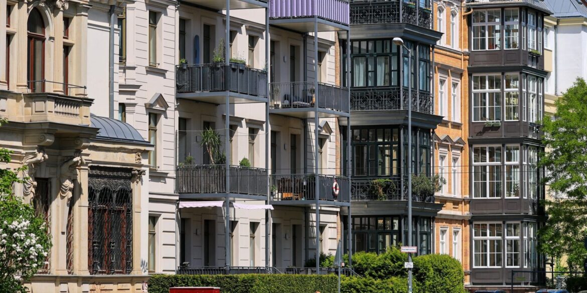Auch in Deutschland werden viele Wohnung über Plattformen wie etwa Airbnb kurzzeitig vermietet. (Symbolbild)