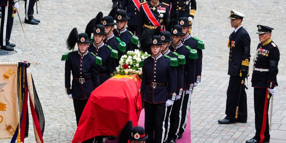 König Harald V. ist nach einem Trauerzug durch Oslo an seiner letzten Ruhestätte eingetroffen.