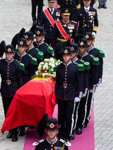König Harald V. ist nach einem Trauerzug durch Oslo an seiner letzten Ruhestätte eingetroffen.