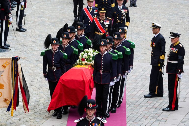 König Harald V. ist nach einem Trauerzug durch Oslo an seiner letzten Ruhestätte eingetroffen.