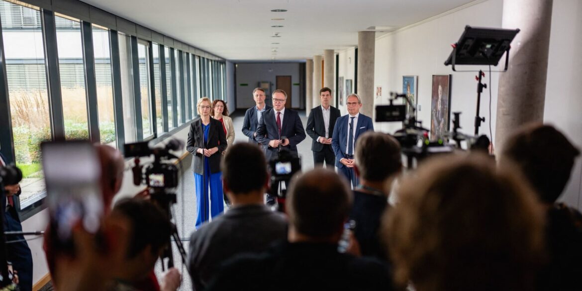 Die Thüringer Landesregierung um Ministerpräsident Mario Voigt (CDU) will weitermachen - wie genau, das ist offen.