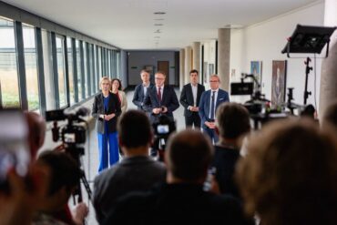 Die Thüringer Landesregierung um Ministerpräsident Mario Voigt (CDU) will weitermachen - wie genau, das ist offen.