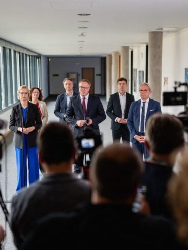 Die Thüringer Landesregierung um Ministerpräsident Mario Voigt (CDU) will weitermachen - wie genau, das ist offen.