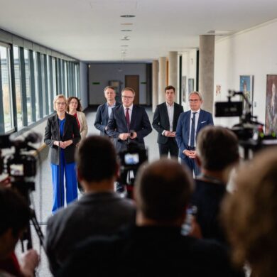 Die Thüringer Landesregierung um Ministerpräsident Mario Voigt (CDU) will weitermachen - wie genau, das ist offen.