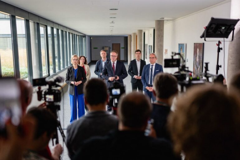 Die Thüringer Landesregierung um Ministerpräsident Mario Voigt (CDU) will weitermachen - wie genau, das ist offen.