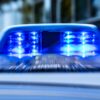 Der Reisebus kippte am Morgen um. Die Polizei ist im Einsatz. (Symbolbild)
