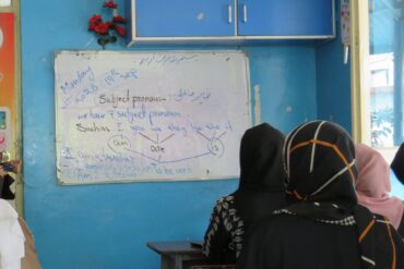 «Im KI-Zeitalter müssen wir einfach alle Englisch können», sagt eine Englischlehrerin in Afghanistan.