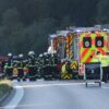 Der Reisebus kippte am Morgen um. Die Polizei ist im Einsatz.