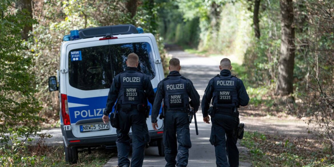 Die Polizei geht Hinweisen aus der Bevölkerung nach.