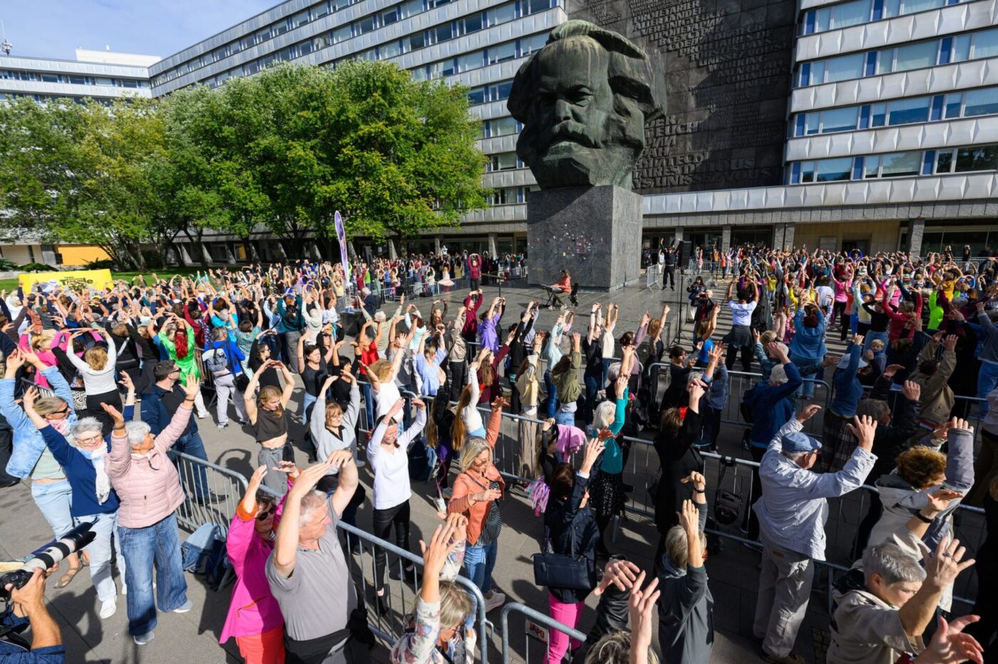 Tanz den Karl Marx: Bei einem Rekordversuch tanzen die Teilnehmer am Marx-Denkmal in Cottbus.