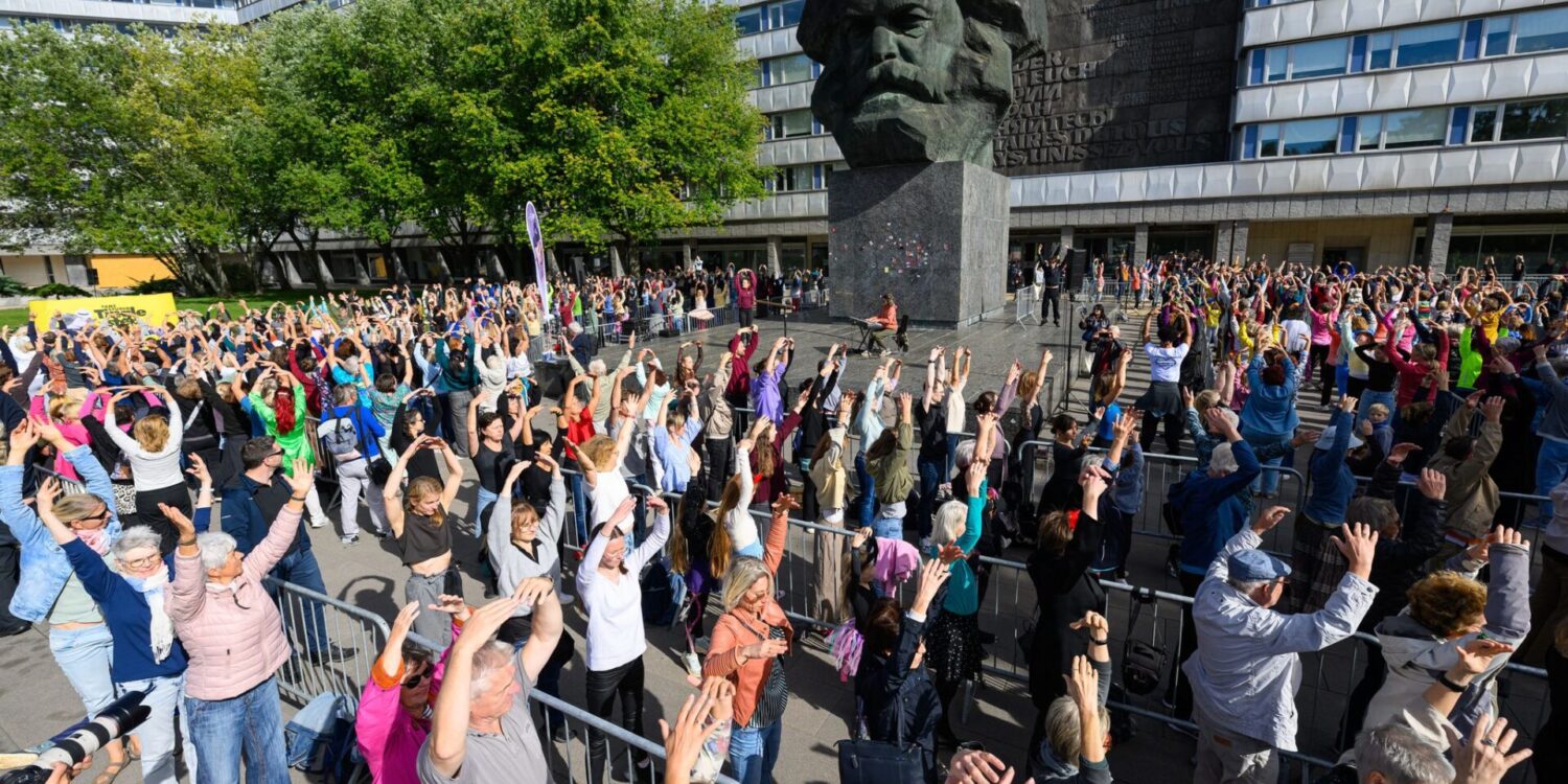 Tanz den Karl Marx: Bei einem Rekordversuch tanzen die Teilnehmer am Marx-Denkmal in Cottbus.
