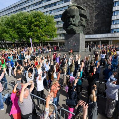 Tanz den Karl Marx: Bei einem Rekordversuch tanzen die Teilnehmer am Marx-Denkmal in Cottbus.