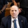 Ein New Yorker Gericht hat in einem neu aufgerollten Prozess gegen Harvey Weinstein das Strafmaß verkündet. (Archivbild)