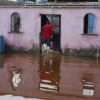 Ein Anwohner betritt sein Haus, das nach dem Durchzug vom Hurrikan «Polo» in Puerto San Carlos in Mexiko im Wasser steht.