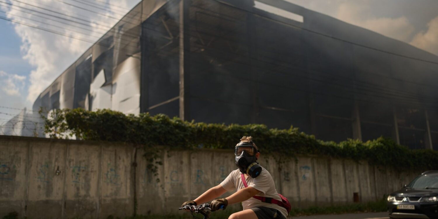 Krieg in der Ukraine - mit Gasmaske auf dem Fahrrad