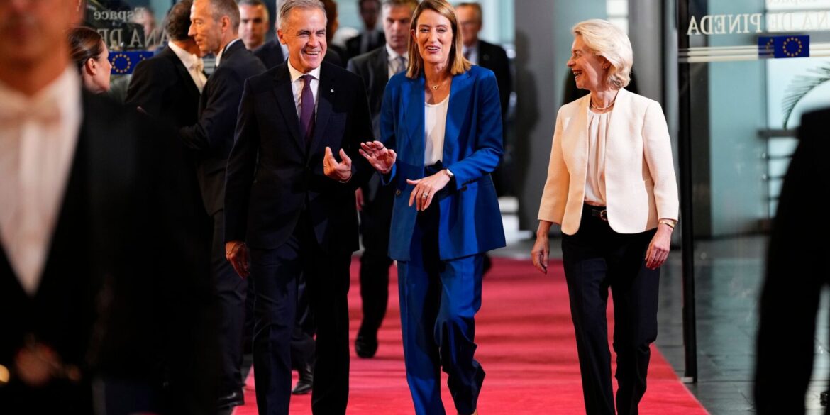 Will die Idee eines Europäischen Sicherheitsrates verwirklichen und auch Kanada einbeziehen: EU-Kommissionspräsidentin Ursula von der Leyen (r), hier mit Parlamentspräsidentin Roberta Metsola und Kanadas Premierminister Mark Carney.