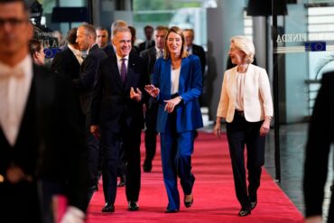Will die Idee eines Europäischen Sicherheitsrates verwirklichen und auch Kanada einbeziehen: EU-Kommissionspräsidentin Ursula von der Leyen (r), hier mit Parlamentspräsidentin Roberta Metsola und Kanadas Premierminister Mark Carney.