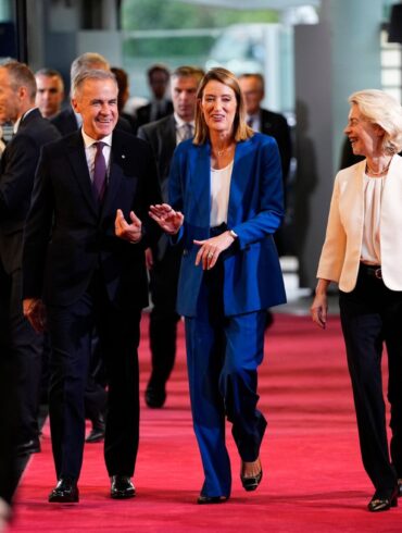 Will die Idee eines Europäischen Sicherheitsrates verwirklichen und auch Kanada einbeziehen: EU-Kommissionspräsidentin Ursula von der Leyen (r), hier mit Parlamentspräsidentin Roberta Metsola und Kanadas Premierminister Mark Carney.