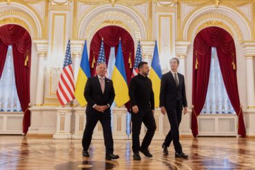 Am Sonntag führten die Gesandten des US-Präsidenten Trump, Jared Kushner (r) und Steve Witkoff Gespräche mit dem ukrainischen Präsidenten Wolodymyr Selenskyj in Kiew.