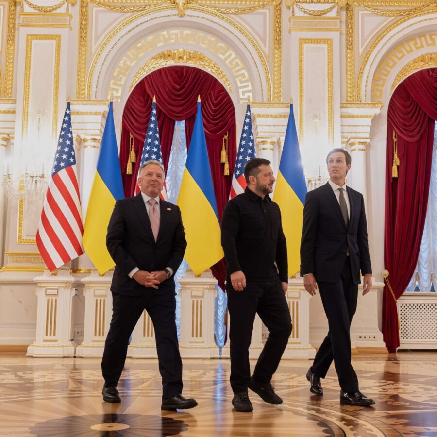Am Sonntag führten die Gesandten des US-Präsidenten Trump, Jared Kushner (r) und Steve Witkoff Gespräche mit dem ukrainischen Präsidenten Wolodymyr Selenskyj in Kiew.